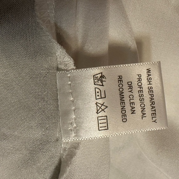 🌸The Coverii, sleeveless shirt. White with black hem. Size small. - Picture 4 of 4